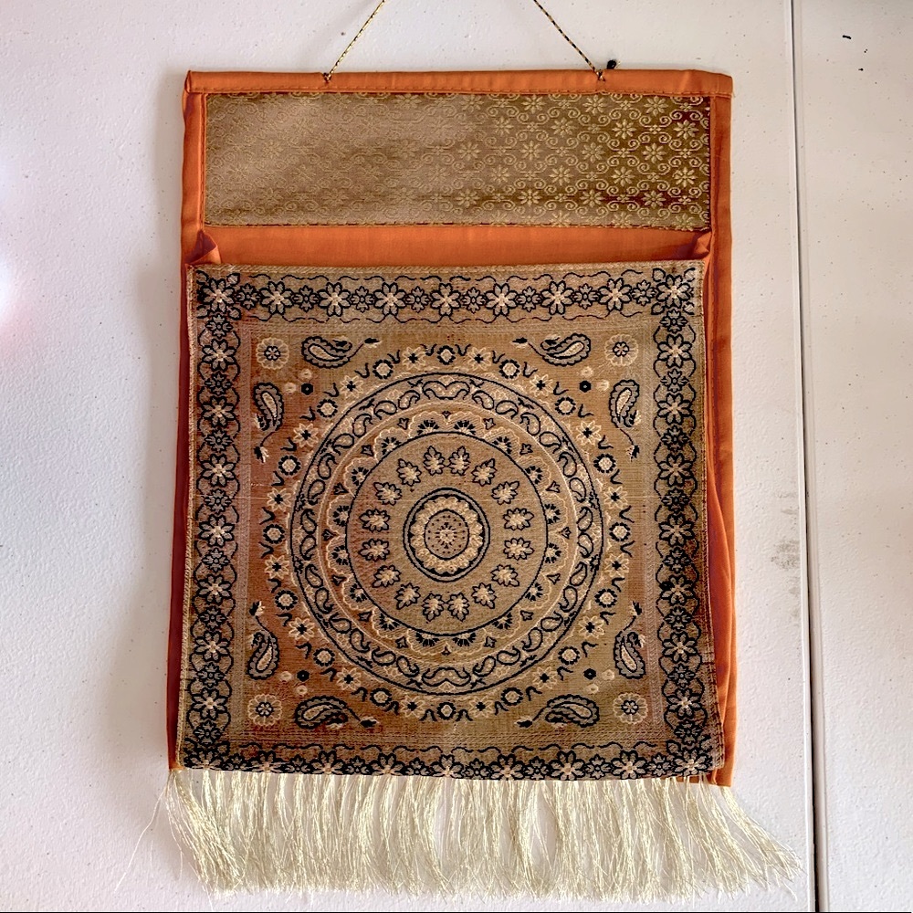 Hanging wall decor/mail organizer
